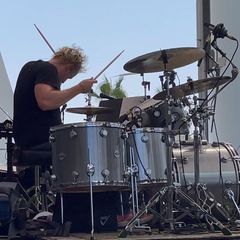 Josh Freese tocando la batería con The Offspring